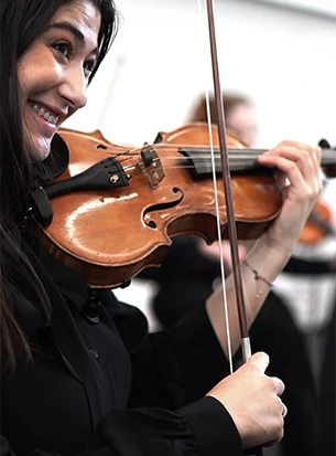 Violoniste passionnée en pleine interprétation musicale classique — Expérience Maestro for a Day geneve suisse